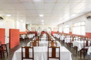 Um restaurante ou outro lugar para comer em Ilha Morena Praia Hotel by Concavus
