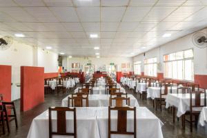 Um restaurante ou outro lugar para comer em Ilha Morena Praia Hotel by Concavus