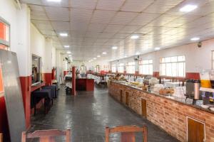 Um restaurante ou outro lugar para comer em Ilha Morena Praia Hotel by Concavus
