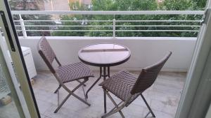 a table and two chairs on a porch with a window at Torre Paraná in Paraná