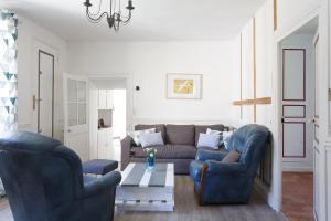 Posezení v ubytování LE GARDEN LODGE - RANDO ESCALADE - Séminaires - Séjour en Famille - Jardin - Parking - Wifi ! OFFRE SPECIALE + 37 fotografií