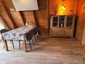 Un comedor con mesa y sillas en Haus Blume, en Carolinensiel