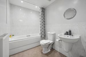 Ένα μπάνιο στο Hampton - 5 beds, 2 bathroom, Garden, Free Parking