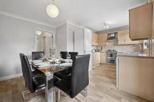 Η κουζίνα ή μικρή κουζίνα στο Hampton - 5 beds, 2 bathroom, Garden, Free Parking