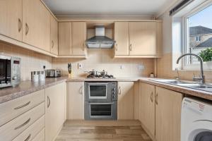 Η κουζίνα ή μικρή κουζίνα στο Hampton - 5 beds, 2 bathroom, Garden, Free Parking +13 φωτογραφίες