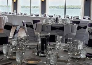 Restaurace v ubytování Crowne Plaza Niagara Falls NY - Riverside by IHG