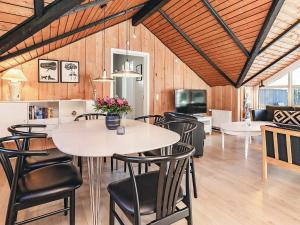 Un comedor y una sala de estar con mesa y sillas. en Bright Cottage with Hot Tub - By Traum Ferienwohnungen, en Bøtø By