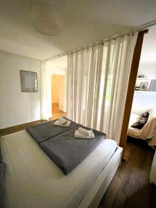 sypialnia z łóżkiem i dwoma ręcznikami na nim w obiekcie Apartment Balthazar w Rovinj