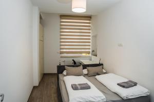 Un dormitorio con dos camas y una ventana. en Central Cozy Home 2 Lübeck, en Lübeck