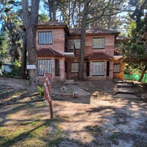 una casa de ladrillo con un cartel delante de ella en Las Rosas, en Costa del Este