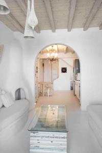 a living room with a glass table and a couch at Villa Schatz 2 in Mýkonos City