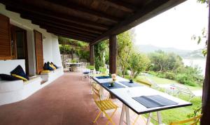 eine Terrasse mit einem Tisch und Stühlen auf einem Haus in der Unterkunft Villa Gilda in Torre delle Stelle