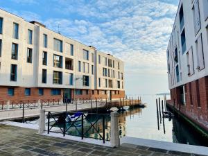ein Gebäude mit einem Dock neben einem Wasserkörper in der Unterkunft Venetian Dreams - Giudecca in Venedig