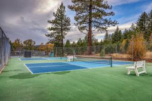 a tennis court with two chairs on it at Lake Tahoe Getaway Close to Beach & Ski Slopes in Tahoe City