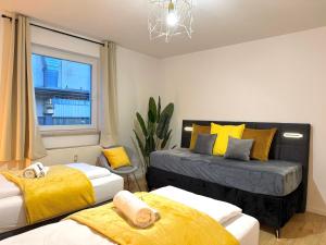 a bedroom with two beds and a window at YAY - 65m2 Apartment am Bahnhof - Smart TV - Internet - Kaffee - Waschmaschine - Trockner in Mühldorf