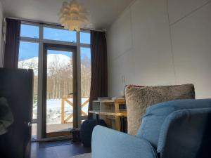Ein Sitzbereich in der Unterkunft 焚き火キャンプ場 Hokkaido Glamping - TAKIBI