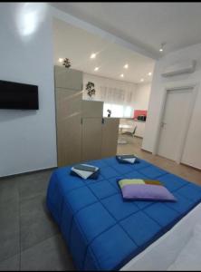 een kamer met een blauw bed in een kamer bij Alta Quota RELAX on the SEA in Salerno
