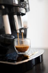 Kaffe- og tefaciliteter på YAYstay - "Lux" I 65m2 I Bahnhof I Balkon I TV I Kaffee I Waschmaschine I Trockner