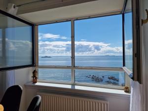 a window with a view of the ocean at Flat by the sea with great view in Kinghorn