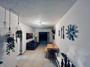 a living room with a couch and a table at Meu Loft Itauna 1 - Localização Privilegiada in Saquarema