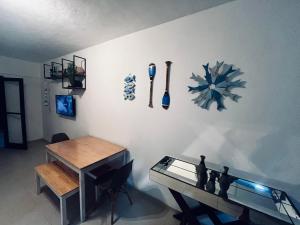 a living room with a table and a snowflake on the wall at Meu Loft Itauna 1 - Localização Privilegiada in Saquarema