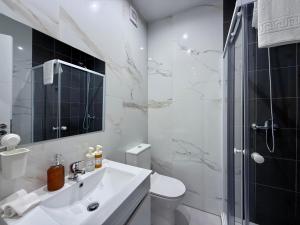 Koupelna v ubytování SÉ - BRAGA Lounge Suites COLLECTION BY PERPETUAL RELAX