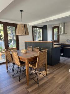 Kuchyň nebo kuchyňský kout v ubytování Refugio en el Bosque