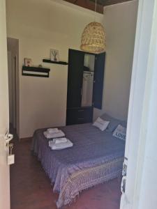 Un dormitorio con una cama con toallas. en Posada de campo LA AMADA, en San Pedro 18 fotos más