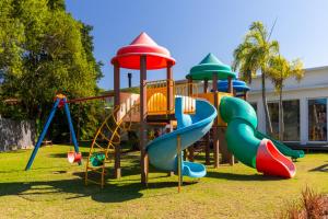 einen Spielplatz mit Rutsche und Rutsche in der Unterkunft Casa 4 Suites Garopaba, Rosa Internacional - Surfland in Garopaba