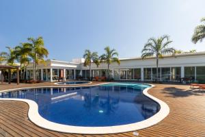 ein großes Schwimmbad vor einem Gebäude in der Unterkunft Casa 4 Suites Garopaba, Rosa Internacional - Surfland in Garopaba