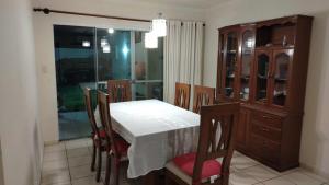 a dining room with a table and chairs and a cabinet at Casa Familiar Santa Cruz Bolivia in Santa Cruz de la Sierra