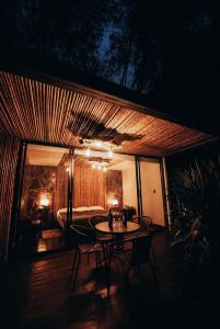 una camera con tavolo, sedie e letto di Luxury Glamping Salento a Salento