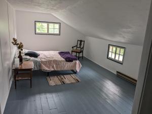 um quarto com uma cama, uma mesa e uma cadeira em Snowflake Escape em Val-Morin