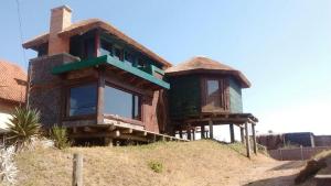 プンタ・デル・ディアブロにあるCasa del Diavoloの丘の上に座る家 +16枚の写真