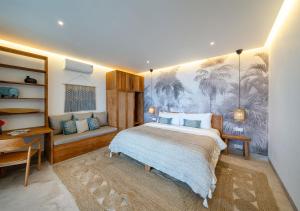 een slaapkamer met een groot bed en een bureau bij Villa Utopia in Nusa Lembongan