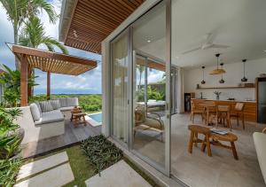een open woonkamer en eetkamer van een huis bij Villa Utopia in Nusa Lembongan