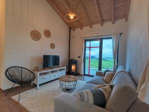 a living room with a couch and a tv at Casa María 2 in Barcia