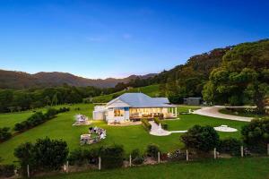 una vista aérea de una casa en un campo verde en Luxury Farm Homestead & Animal Sanctuary, Hot Tub, en The Pocket
