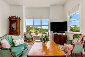 Una sala de estar con una mesa y sillas y un televisor. en Luxury Farm Homestead & Animal Sanctuary, Hot Tub, en The Pocket