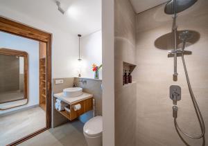 een badkamer met douche en toilet bij Villa Utopia in Nusa Lembongan +21 foto's