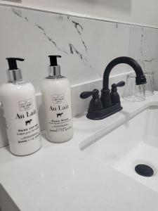 Φωτογραφία από το άλμπουμ του Modern Farmhouse Decor With Washer & Dryer σε Middle Island