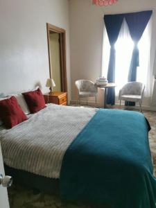 Railton Hotel - heritage pub accommodation客房内的一张或多张床位