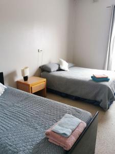 Railton Hotel - heritage pub accommodation客房内的一张或多张床位