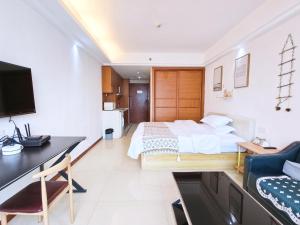 Televiisor ja/või meelelahutuskeskus majutusasutuses Guangzhou Uhome Service Apartment