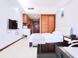 Televiisor ja/või meelelahutuskeskus majutusasutuses Guangzhou Uhome Service Apartment