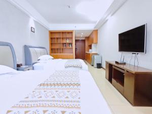 Televiisor ja/või meelelahutuskeskus majutusasutuses Guangzhou Uhome Service Apartment