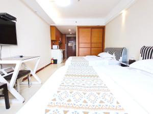 Televiisor ja/või meelelahutuskeskus majutusasutuses Guangzhou Uhome Service Apartment