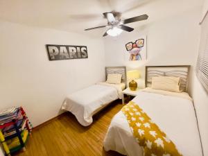 Postel nebo postele na pokoji v ubytování Lg. 2 br Apt. North of Chicago w/ Free Parking