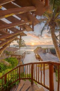 图卢姆卡内可海滩海滨生态酒店的享有海滩景致的度假阳台