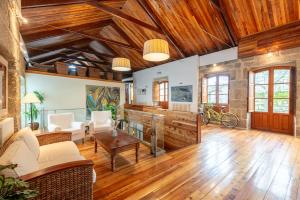 a living room with wooden ceilings and wooden floors at Casa Doña Blanca, Ourense in San Clodio